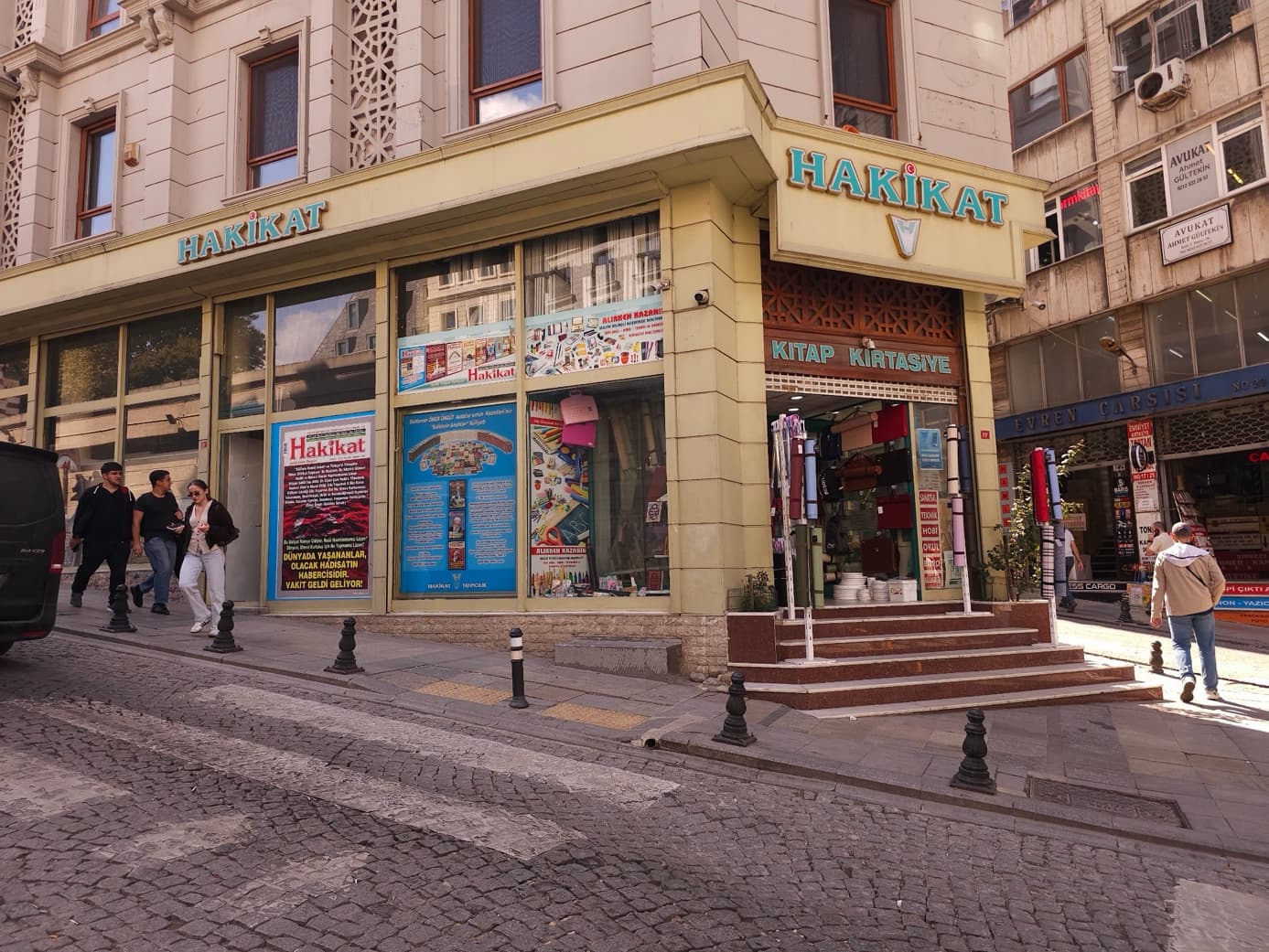 Cağaloğlu’nda Hakikat Kitap Kırtasiye’nin önünden geçen sokak